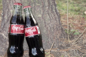 aww two little coke bottles in love!